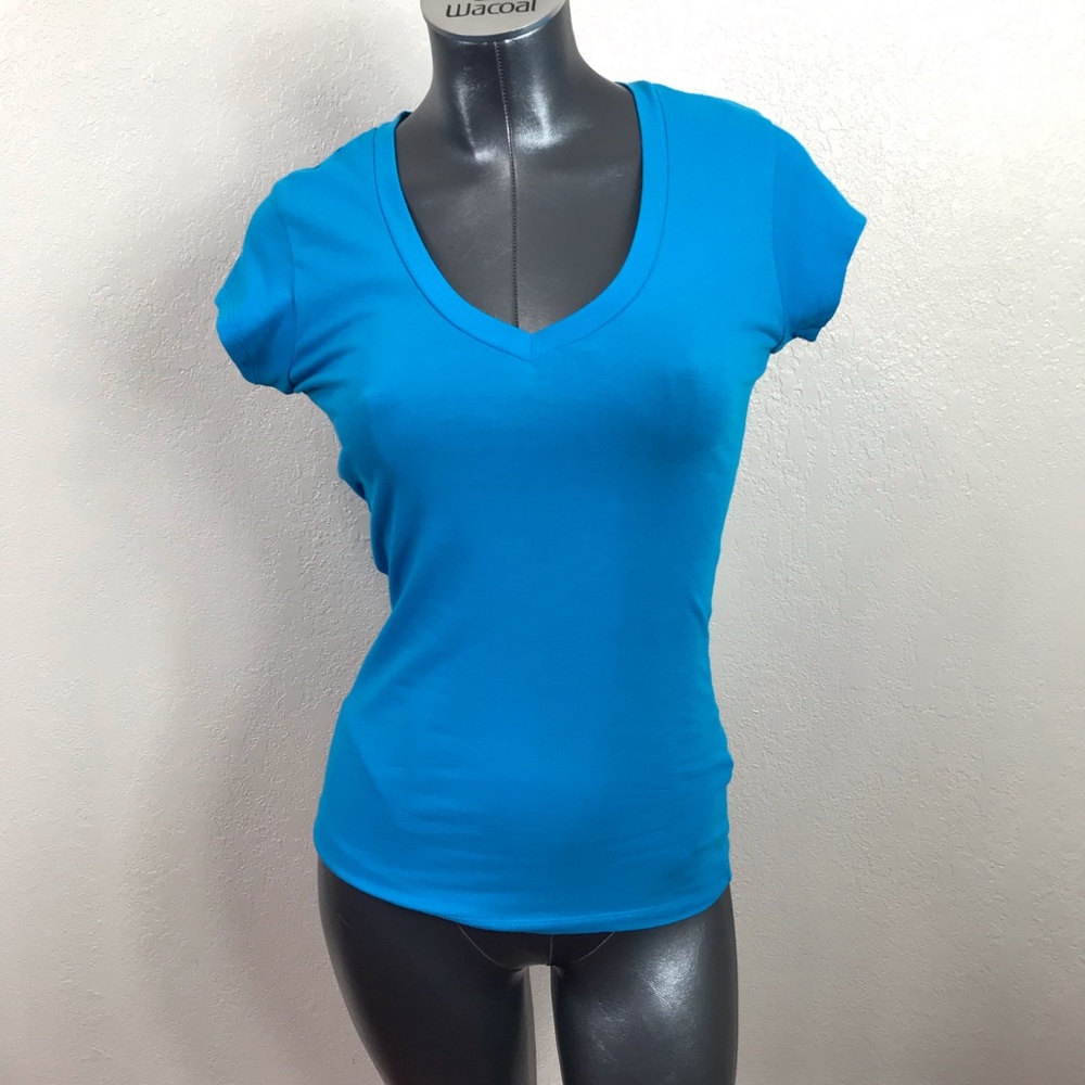 DOTS VNECK TEE